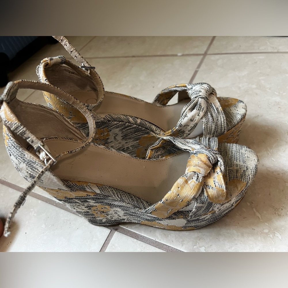 Yellow and grey platforms